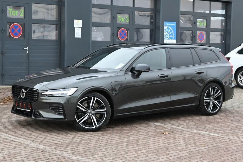 Pine grey / metallic Gebraucht 2021 Volvo V60 R-Design Kombi | 34.900 € (Guter Preis) - Bild 1/4