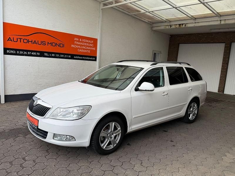 Weiß Gebraucht 2012 Skoda Octavia Ambition Kombi | 2.990 € (Etwas zu teuer) - Bild 1/4