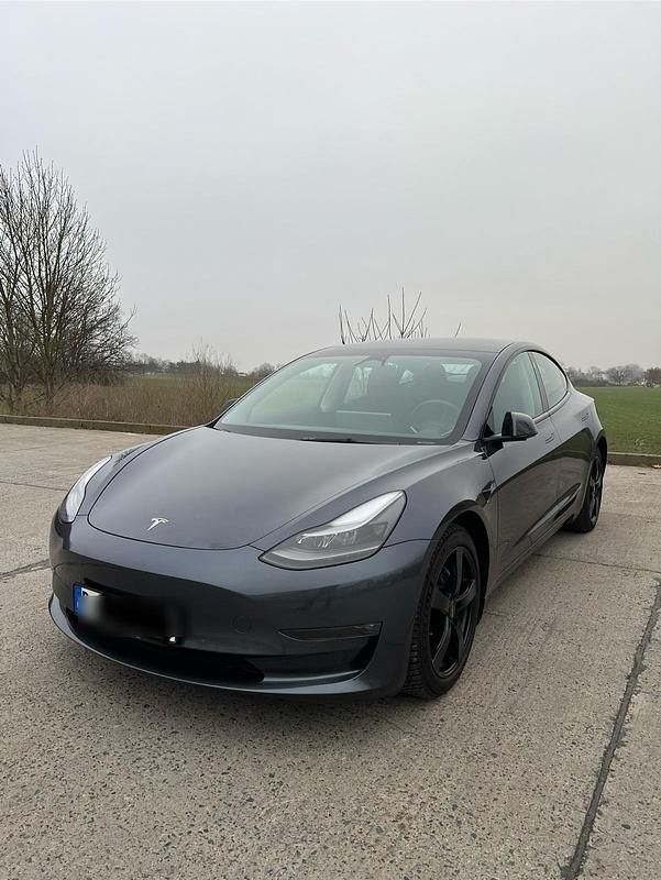 Grau Gebraucht 2022 Tesla Model 3 Long Range AWD Limousine | 29.999 € (Fairer Preis) - Bild 1/4