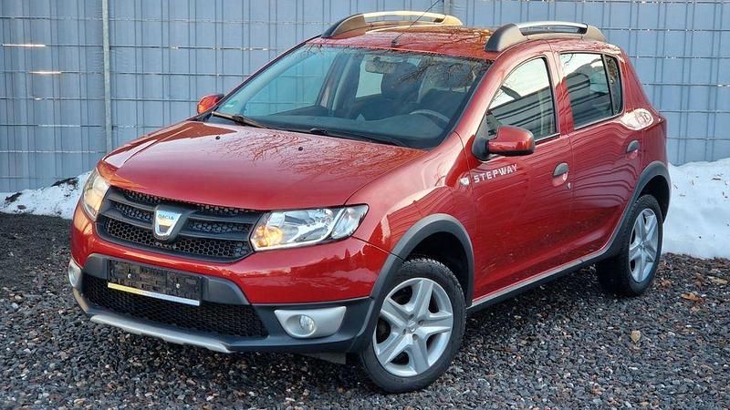 Rot Gebraucht 2013 Dacia Sandero Ambiance SUV | 5.900 € (Fairer Preis) - Bild 1/4