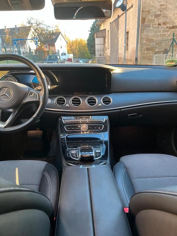 Schwarz Gebraucht 2018 Mercedes E350 Kombi | 23.500 € (Fairer Preis) - Bild 1/4