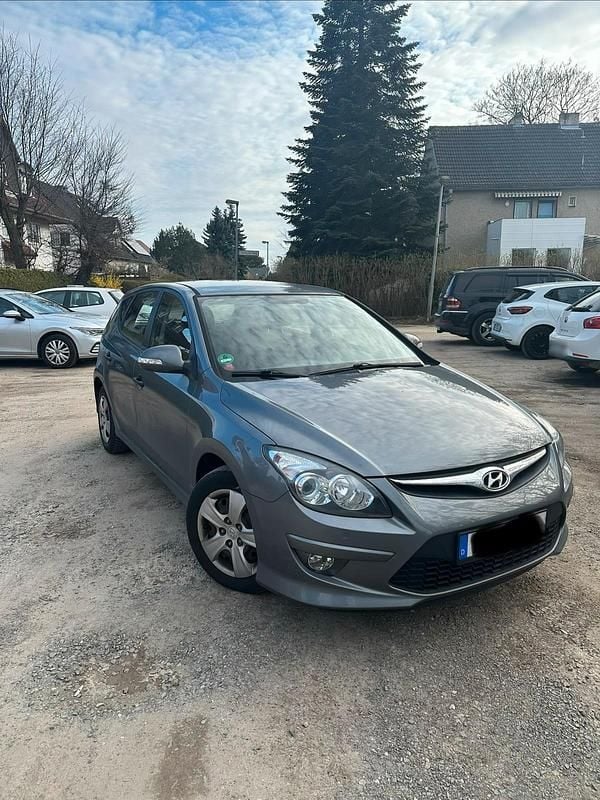 Gebraucht Hyundai i30 90 PS (66 kW) 2011 Grau Kombi