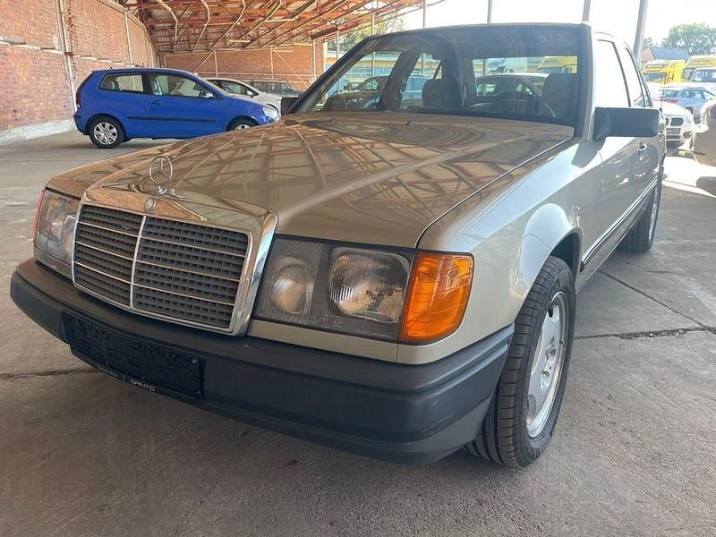 Beige Gebraucht 1988 Mercedes E230 Limousine | 14.999 € - Bild 1/4