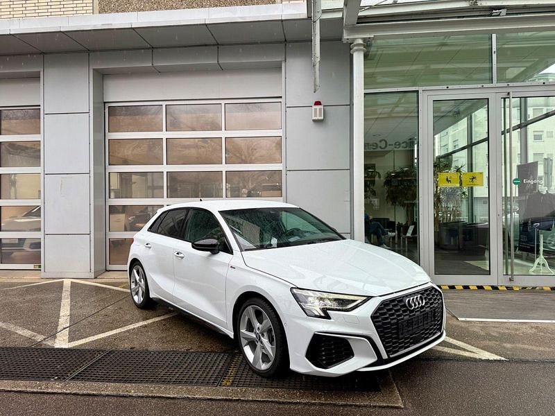Weiß Gebraucht 2021 Audi A3 Sportback S-Line Kleinwagen | 34.000 € (Teuer) - Bild 1/4