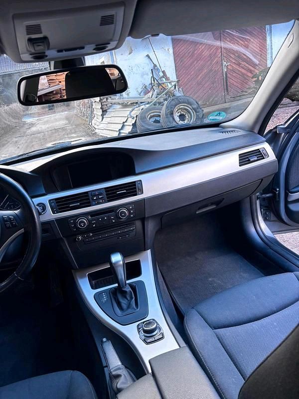 Gebraucht BMW 320 184 PS (135 kW) 2011 Grau Kombi