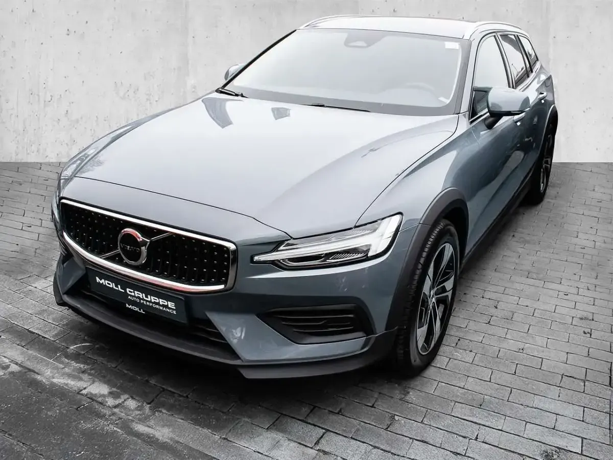 Gebraucht Volvo V60 CC Plus 197 PS (144 kW) 2023 Thunder grey / metallic Kombi