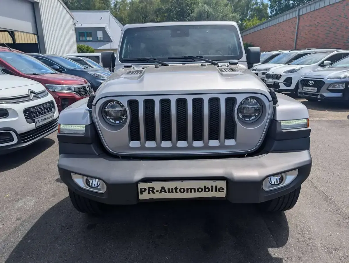 Gebraucht Jeep Wrangler Unlimited Sahara 200 PS (147 kW) 2021 Billet silver metalic SUV