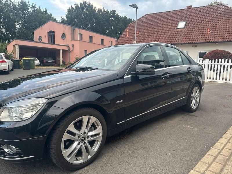 Schwarz Gebraucht 2010 Mercedes C200 Avantgarde Limousine | 11.500 € (Teuer) - Bild 1/4