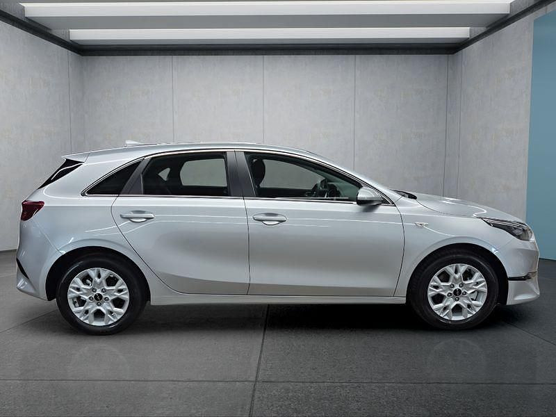 Neu Kia Ceed Vision 101 PS (74 kW) 2025 Silber Kleinwagen