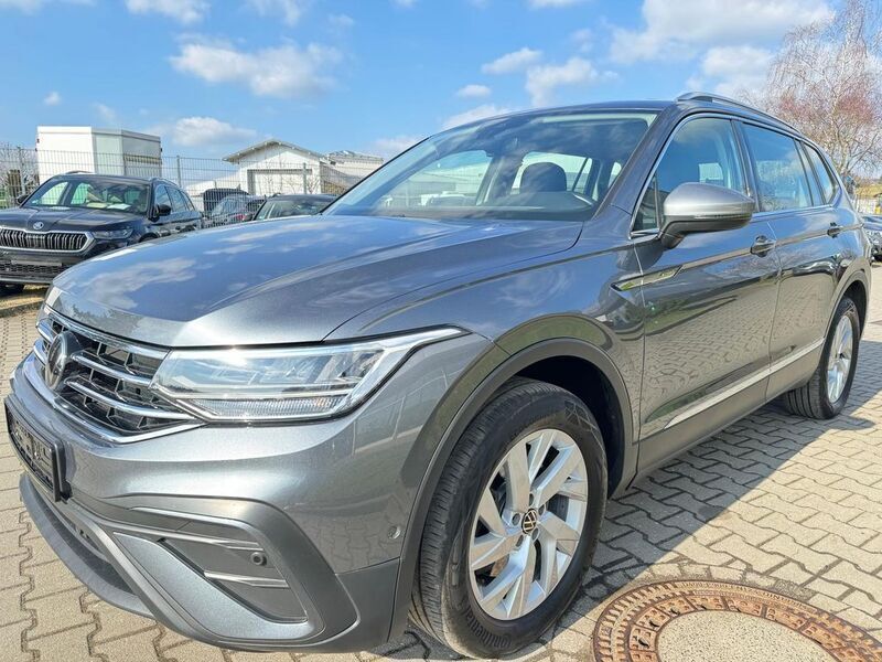Grau Gebraucht 2022 VW Tiguan Allspace Life SUV | 23.990 € (Guter Preis) - Bild 1/4