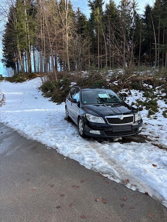 Schwarz Gebraucht 2012 Skoda Octavia Ambition Kombi | 3.990 € (Superpreis) - Bild 1/3