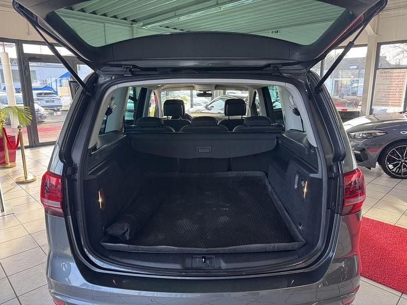 Gebraucht VW Sharan Comfortline 150 PS (110 kW) 2018 Grau Van / Kleinbus