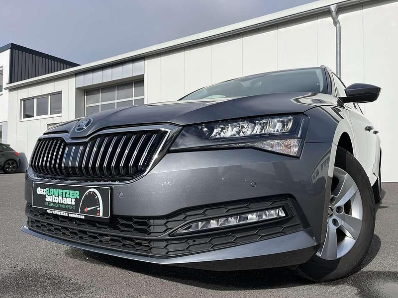 Graphitegrau Gebraucht 2022 Skoda Superb Ambition Kombi | 26.860 € (Fairer Preis) - Bild 1/4