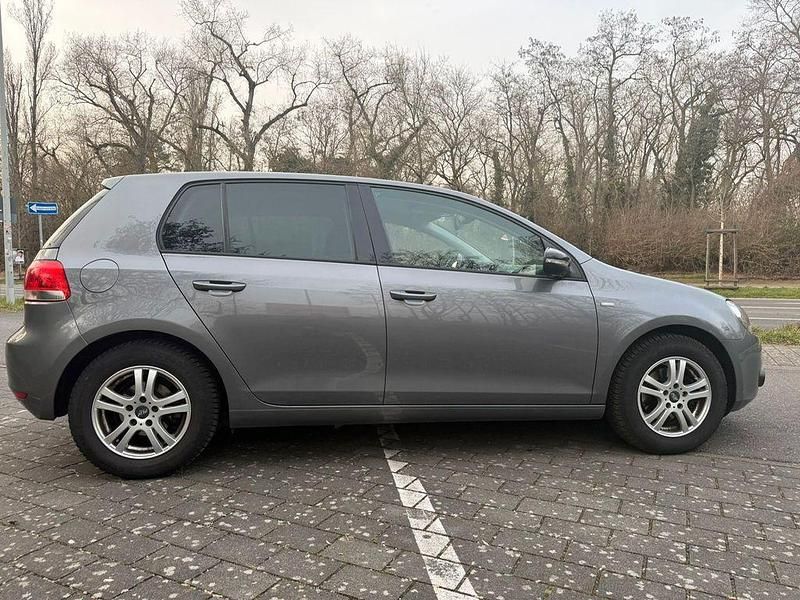 Gebraucht VW Golf VII Match 105 PS (77 kW) 2012 Grau Limousine