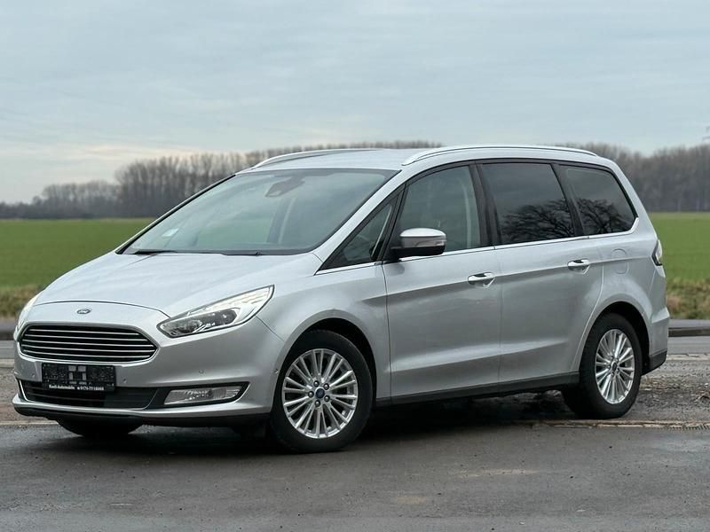 Silber Gebraucht 2017 Ford Galaxy Titanium Van / Kleinbus | 10.900 € (Superpreis) - Bild 1/4