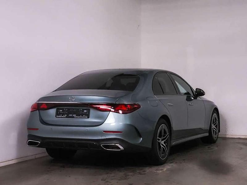 Gebraucht Mercedes E220 AMG 197 PS (144 kW) 2024 Metalliclack verdesilber Limousine