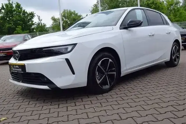 Gebraucht Opel Astra Edition 110 PS (80 kW) 2024 Arktisweiß Limousine