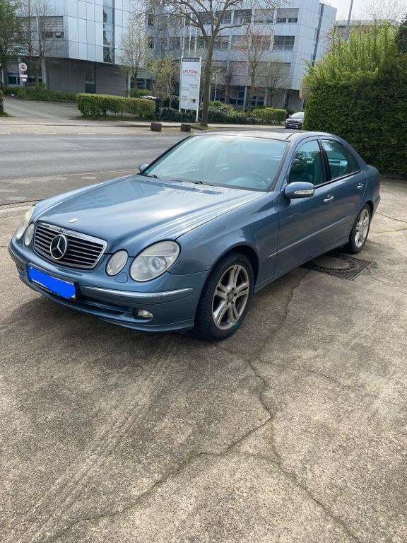 Blau Gebraucht 2005 Mercedes E280 Avantgarde Limousine | 5.900 € (Guter Preis) - Bild 1/4