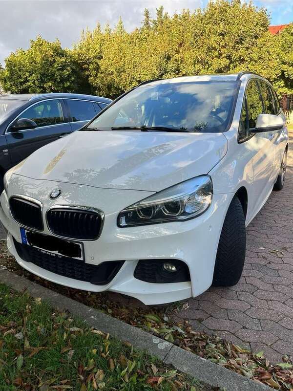 Weiß Gebraucht 2016 BMW 220 Gran Tourer M Sport Van / Kleinbus | 18.499 € (Etwas zu teuer) - Bild 1/4