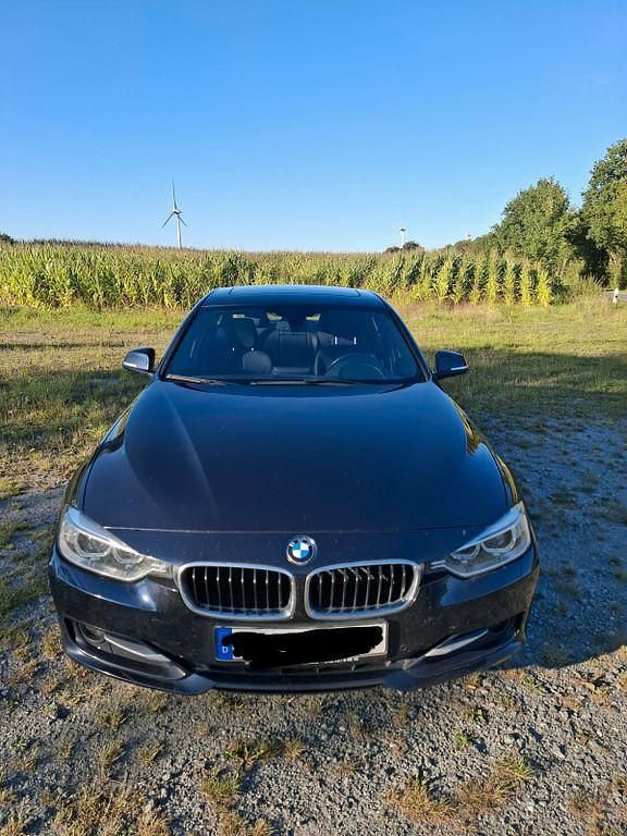 Blau Gebraucht 2015 BMW 320 Sport Line Limousine | 11.200 € (Guter Preis) - Bild 1/4