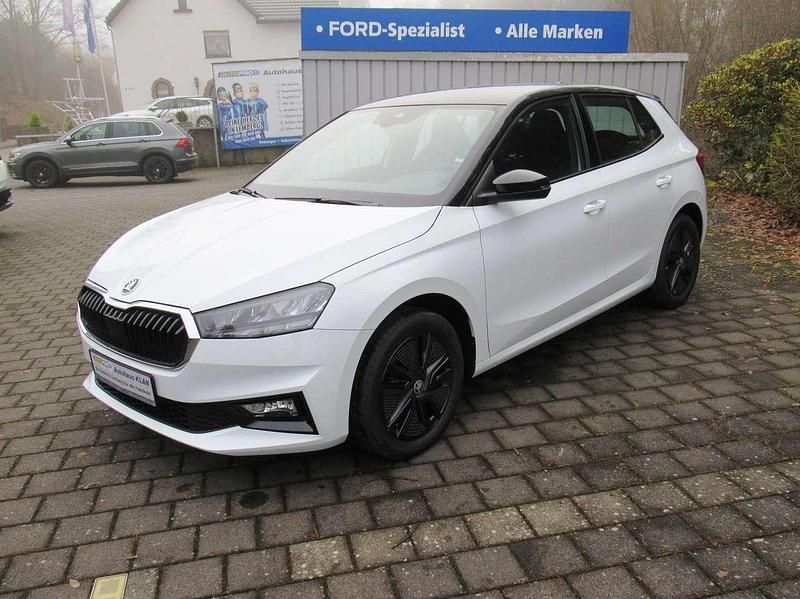 Neu Skoda Fabia Drive 95 PS (69 kW) 2025 Moon white Limousine