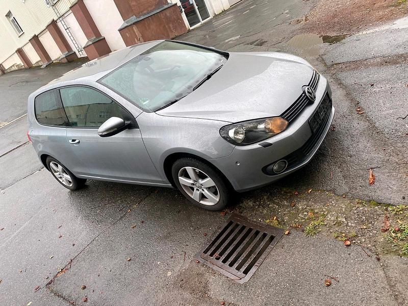 Grau Gebraucht 2010 VW Golf VI Kleinwagen | 2.200 € (Superpreis) - Bild 1/4