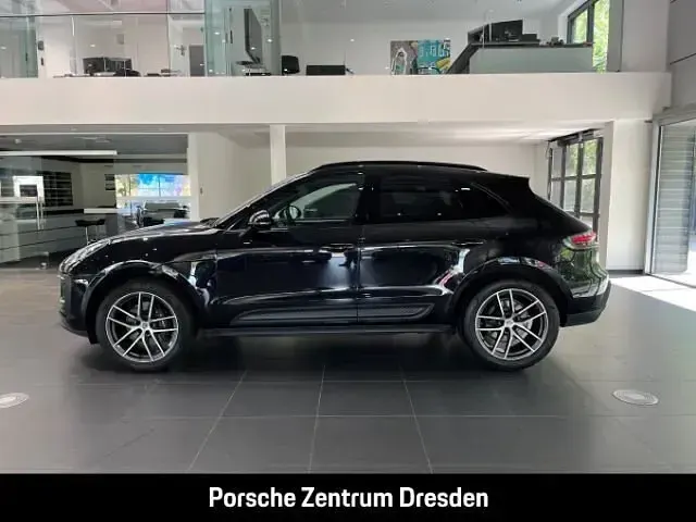 Gebraucht Porsche Macan 265 PS (194 kW) 2023 Tiefschwarzmetallic (metallic) SUV