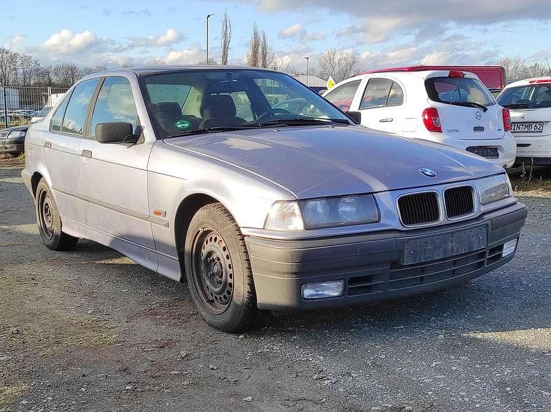 Gebraucht BMW 318 116 PS (85 kW) 1995 Grau Limousine