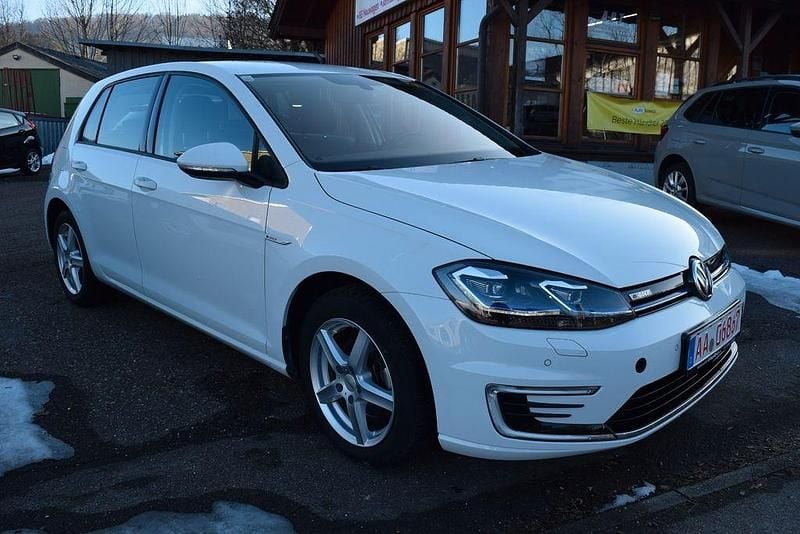 Gebraucht VW Golf 100 kW (136 PS) 2021 Weiß Limousine