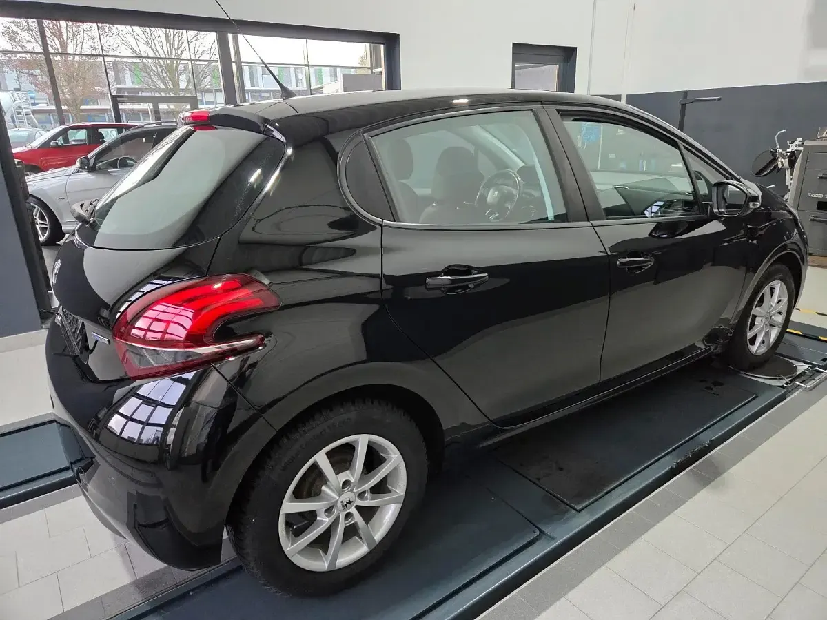 Gebraucht Peugeot 208 82 PS (60 kW) 2016 Schwarz Kleinwagen