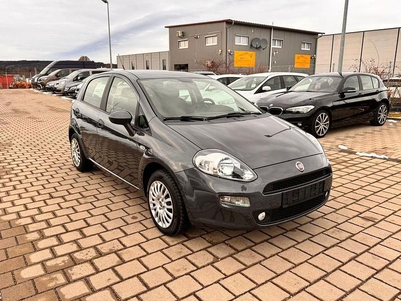 Grau Gebraucht 2014 Fiat Punto Street Limousine | 5.490 € (Fairer Preis) - Bild 1/4