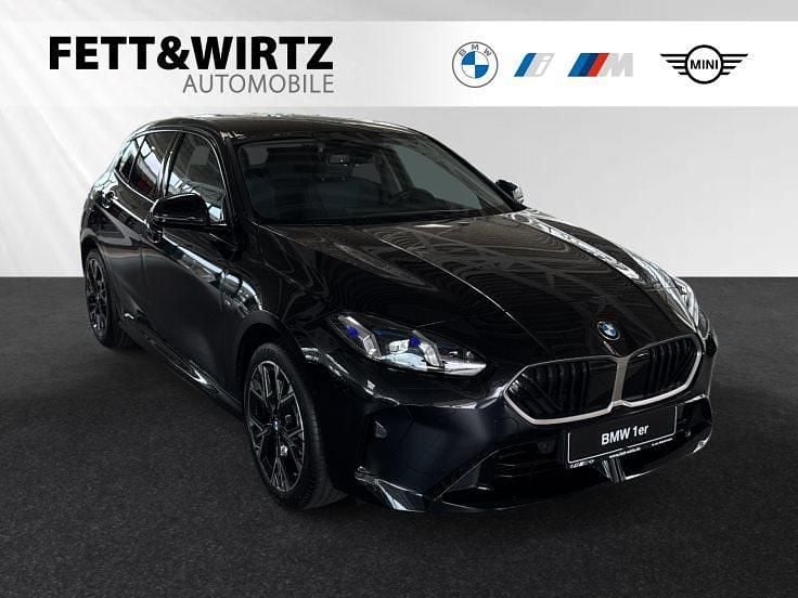 Saphirschwarz metallic Gebraucht 2025 BMW 120 M Sport Kleinwagen | 33.690 € (Teuer) - Bild 1/3