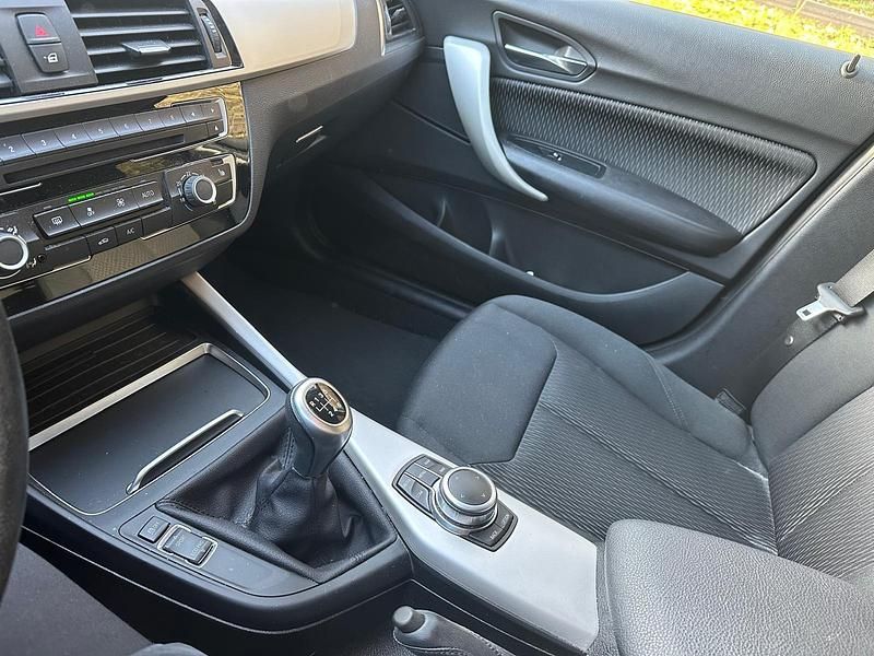 Grau Gebraucht 2018 BMW 116 Kleinwagen | 13.890 € (Fairer Preis) - Bild 1/4