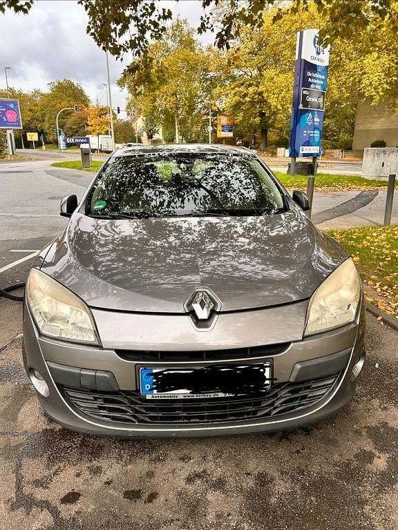 Grau Gebraucht 2010 Renault Mégane III Dynamique Limousine | 3.950 € (Guter Preis) - Bild 1/4
