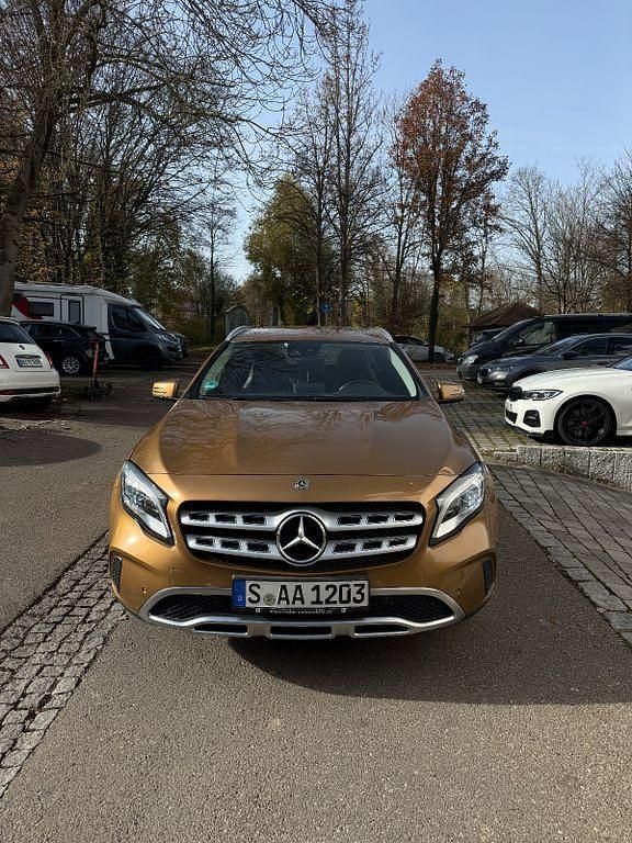 Gebraucht Mercedes GLA180 122 PS (89 kW) 2018 Gold SUV