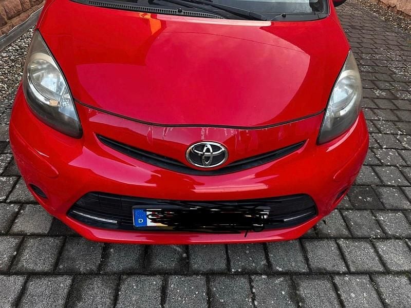 Rot Gebraucht 2012 Toyota Aygo Kleinwagen | 1.950 € (Guter Preis) - Bild 1/4