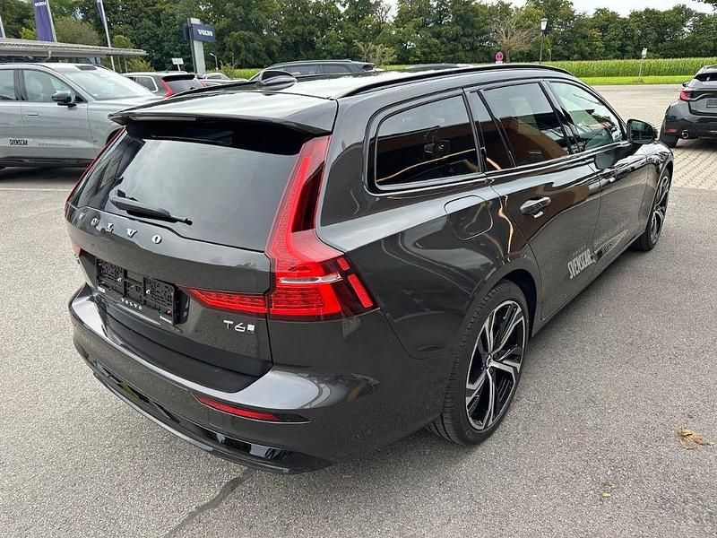 Używany Volvo V60 Plus 398 KM (292 kW) 2025 Szary Kombi