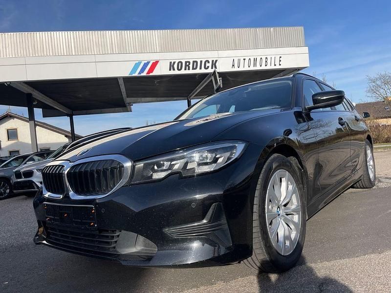 Schwarz Gebraucht 2022 BMW 318 Sport Line Kombi | 19.900 € (Guter Preis) - Bild 1/4