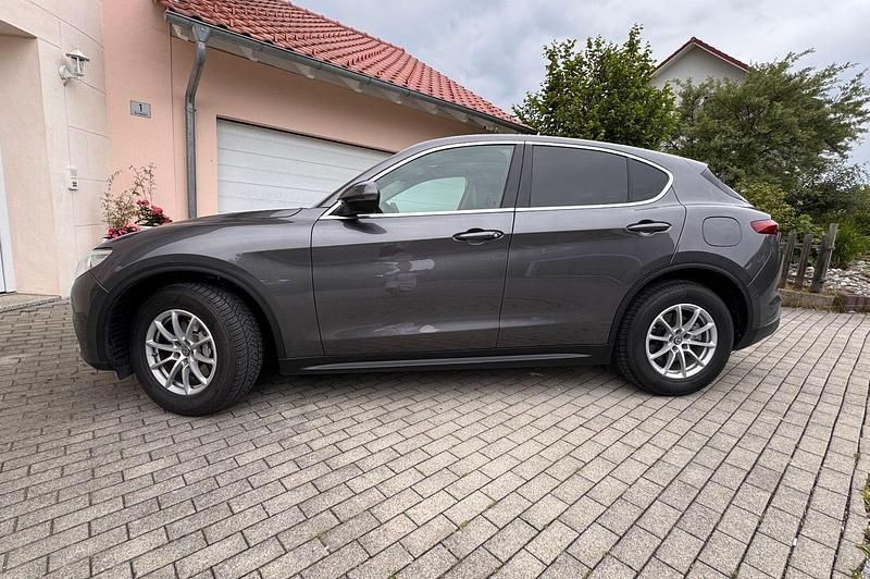 Grau Gebraucht 2020 Alfa Romeo Stelvio Lusso SUV | 26.590 € (Guter Preis) - Bild 1/4