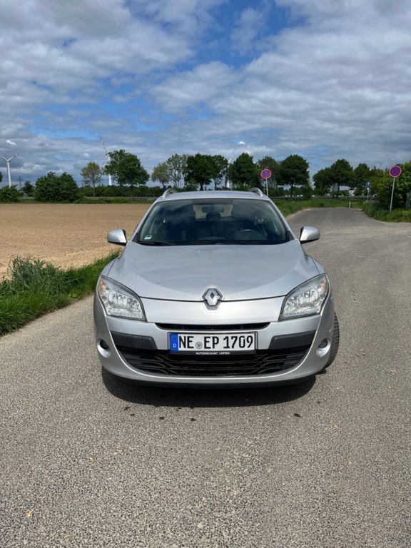 Silber Gebraucht 2011 Renault Mégane III Expression Limousine | 4.100 € (Guter Preis) - Bild 1/4