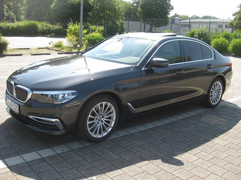 Grau Gebraucht 2018 BMW 520 Luxury Line Limousine | 25.900 € (Superpreis) - Bild 1/4