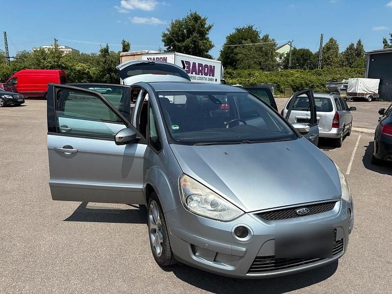 Grau Gebraucht 2010 Ford S-MAX S Van / Kleinbus | 2.900 € (Superpreis) - Bild 1/4