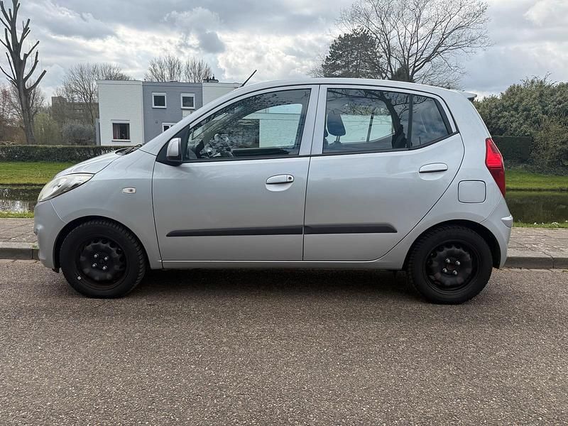 Gebraucht Hyundai i10 83 PS (61 kW) 2012 Silber Kleinwagen