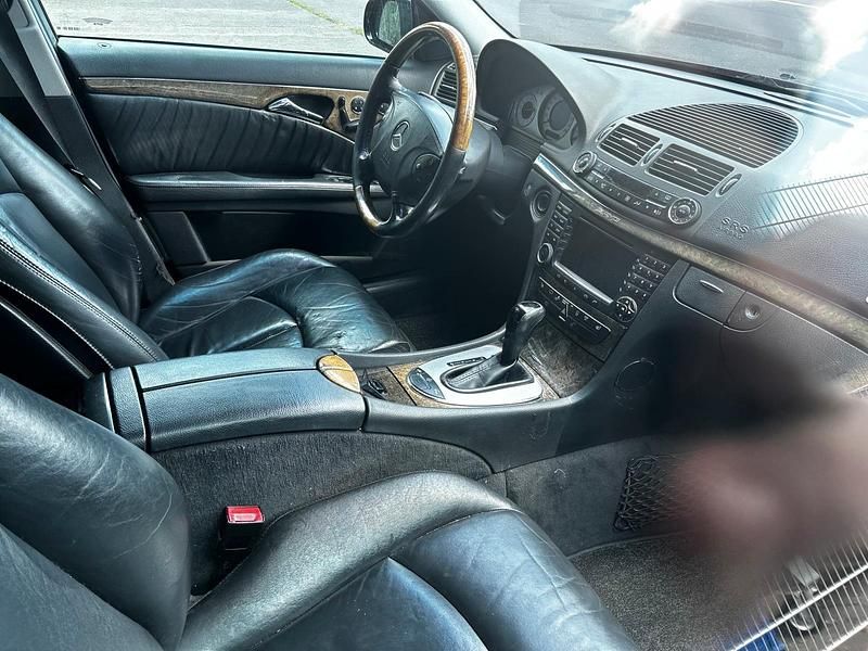 Schwarz Gebraucht 2003 Mercedes E320 Avantgarde Kombi | 2.300 € - Bild 1/4