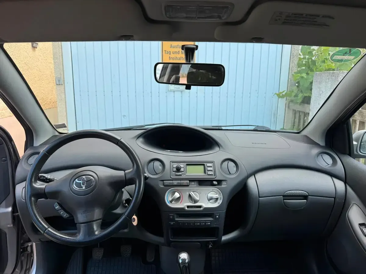 Gebraucht Toyota Yaris 66 PS (48 kW) 2004 Silber Limousine