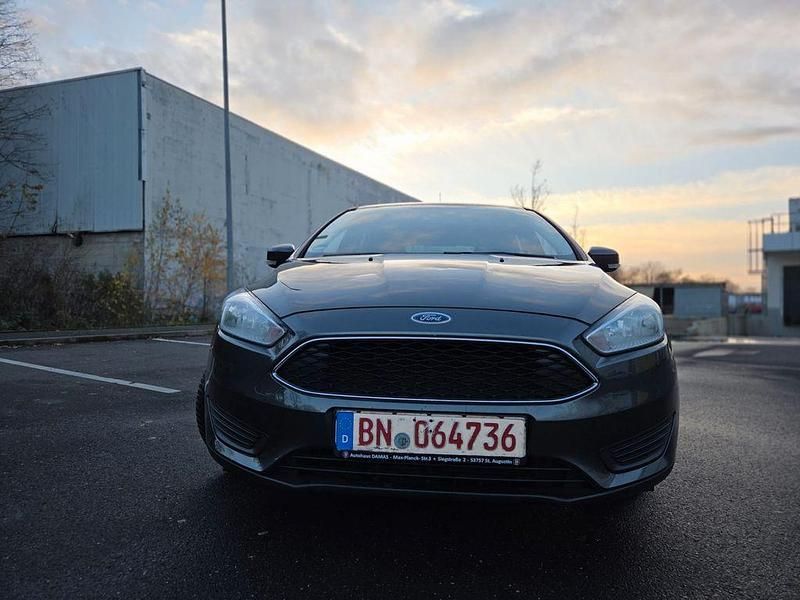 Gebraucht Ford Focus Trend 101 PS (74 kW) 2015 Grau Limousine