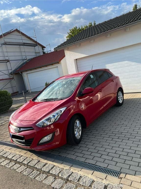 Rot Gebraucht 2014 Hyundai i30 Edition Limousine | 7.999 € (Fairer Preis) - Bild 1/4