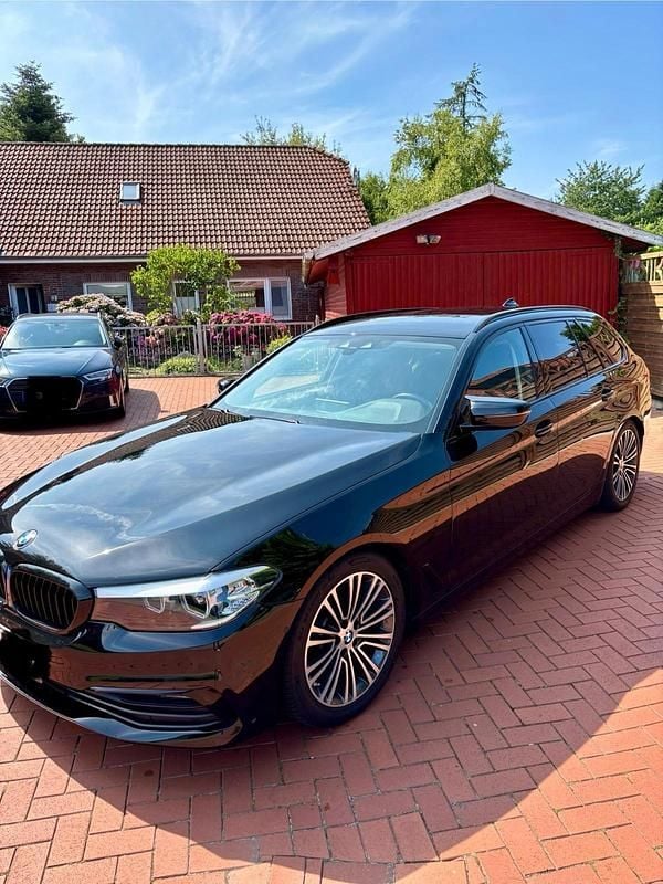 Schwarz Gebraucht 2020 BMW 520 Sport Line Kombi | 24.990 € (Guter Preis) - Bild 1/4