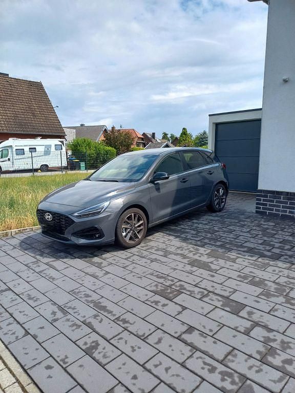 Grau Gebraucht 2024 Hyundai i30 Advantage Limousine | 18.000 € (Superpreis) - Bild 1/4