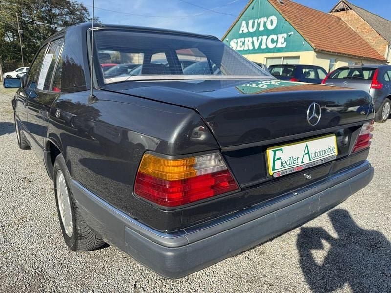 Gebraucht Mercedes E200 118 PS (86 kW) 1990 Schwarz Limousine